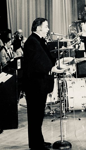 Dillon O'Connor in concert w/GGFG band